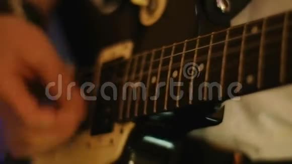 弹吉他的人视频的预览图