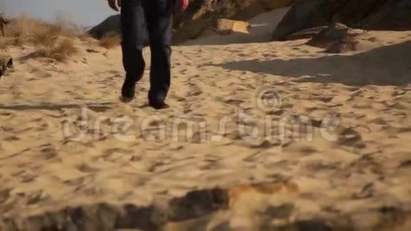一个人走在沙滩上视频的预览图