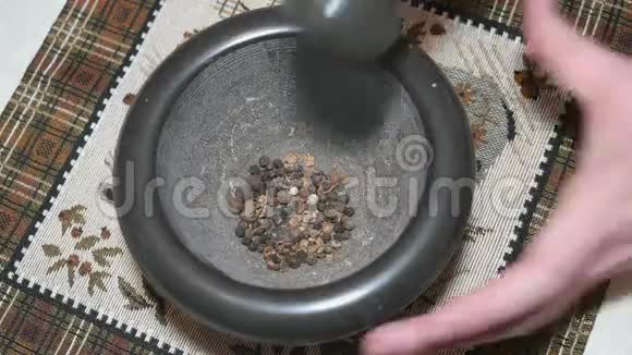 黑胡椒磨成石浆视频的预览图