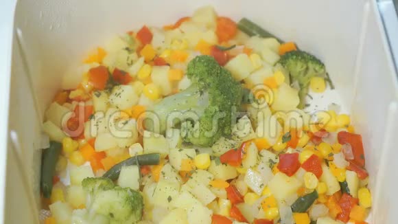 各种蔬菜都是在白色的电锅炉里煮的视频的预览图