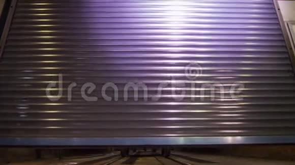机库油用货车演示货车箱内液体箱大铁旧货车视频的预览图