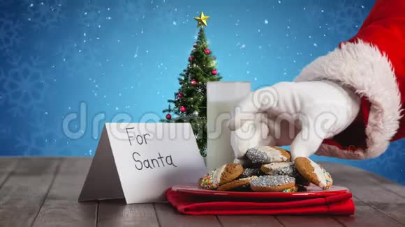 圣诞老人用圣诞树和雪吃饼干和牛奶视频的预览图