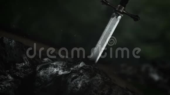 一把传说中的剑插在石头里视频的预览图