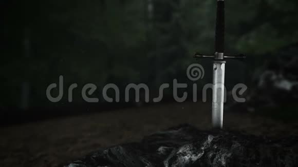 一把史诗般的战士剑在岩石里视频的预览图