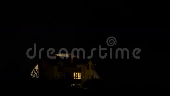 满月的时光随着乌云从神秘的房子后面掠过视频的预览图