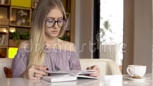 女孩在读一本书视频的预览图