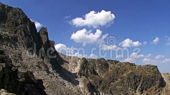 随着云层在岩石上移动山脉的时间流逝视频的预览图