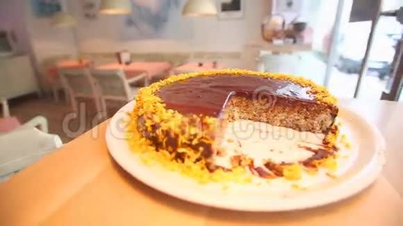 餐厅内部的巧克力蛋糕视频的预览图