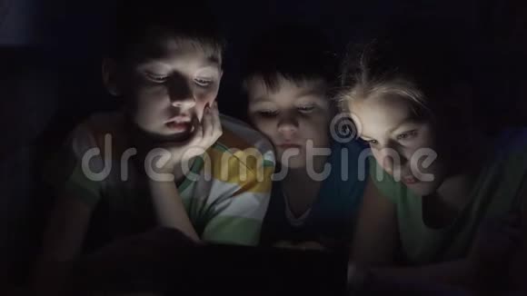 孩子们在垫子上玩视频的预览图