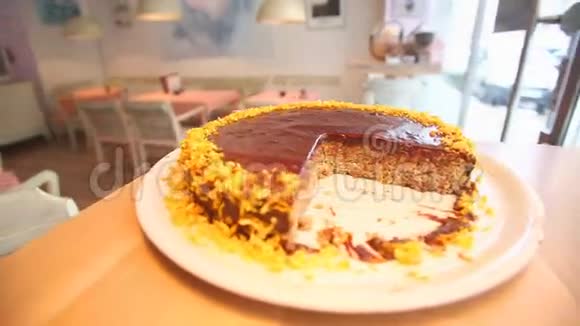 餐厅内部的巧克力蛋糕视频的预览图
