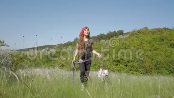 女人和狗一起散步视频的预览图