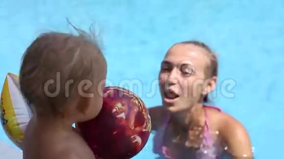 妈妈和小女孩在游泳池里玩得很开心视频的预览图