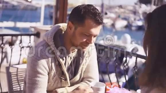 一对情侣在约会一个男人在喝咖啡视频的预览图