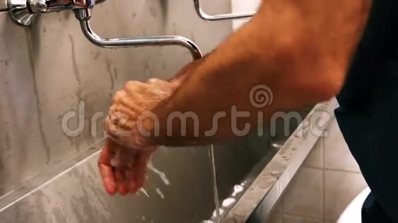 男性外科医生洗手视频的预览图