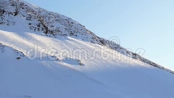 暴风雪和山上吹雪斯瓦尔巴的隆年比恩周围挪威视频的预览图