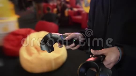 这家伙在VR耳机虚拟现实中玩游戏在一个会议活动视频的预览图