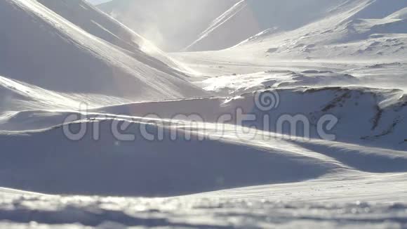 大风雪强风吹雪在山中斯瓦尔巴的隆年比恩周围视频的预览图