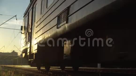 乘火车快速奔向日落视频的预览图