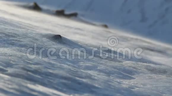 暴风雪和山上吹雪斯瓦尔巴的隆年比恩周围挪威视频的预览图