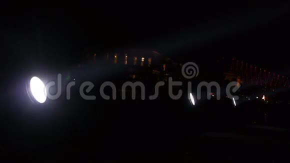 聚光灯照耀庆祝活动桥梁在背景下被装饰视频的预览图
