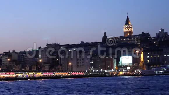 伊米诺努夜间的伊斯坦布尔景色视频的预览图