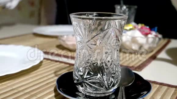 将热的土耳其茶倒入玻璃杯中视频的预览图