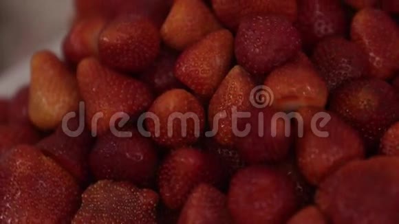 新鲜的草莓背景成熟的草莓特写视频的预览图