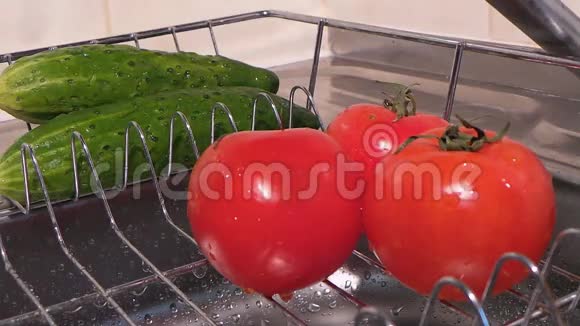厨房水槽里洗水的番茄视频的预览图