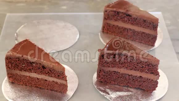 用塑料薄膜覆盖自制巧克力蛋糕视频的预览图