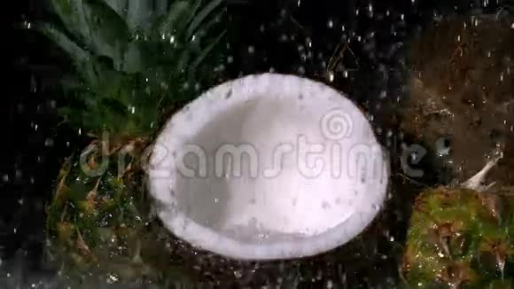 椰子和菠萝上下着雨视频的预览图