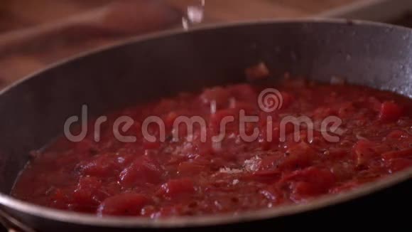 在煎锅中加入帕尔马干酪视频的预览图
