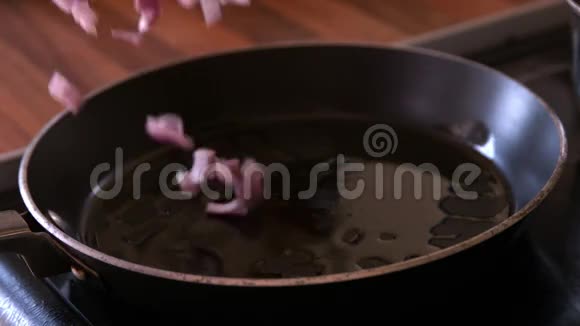 洋葱被扔进煎锅里视频的预览图