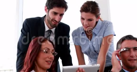 商务团队坐在沙发上用平板电脑开会视频的预览图