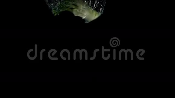 布罗科利在黑色的背景下落水视频的预览图