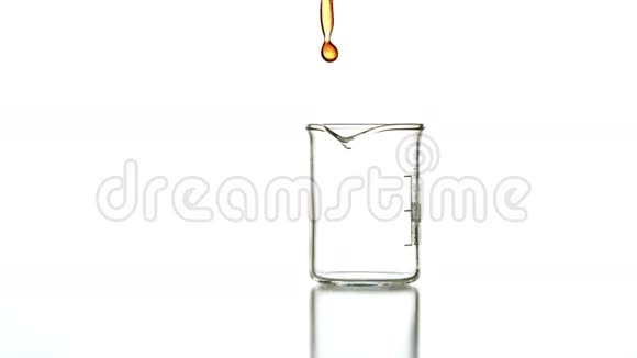 橙色液体倒入玻璃烧杯中视频的预览图