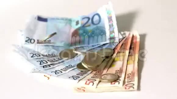 欧洲纸币和硬币掉落在白色表面视频的预览图