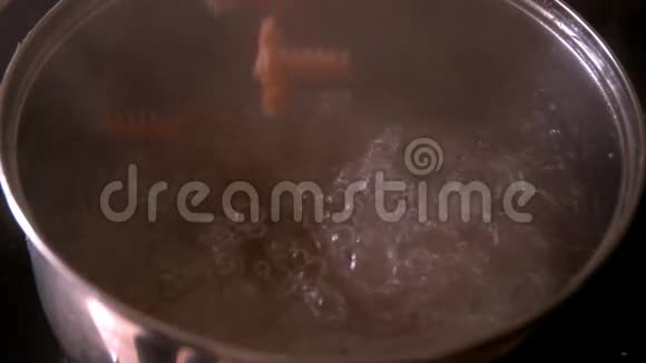糊状物落入沸水锅中视频的预览图