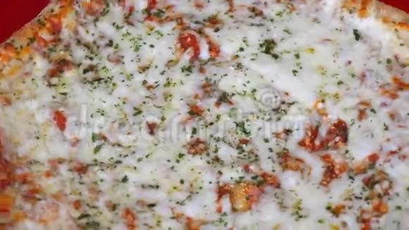意大利美食四份奶酪披萨在展示中慢慢旋转视频的预览图