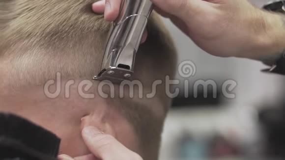专业理发师用理发器理发剃须刀剪头视频的预览图