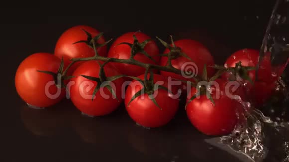 水浇在葡萄樱桃番茄上视频的预览图