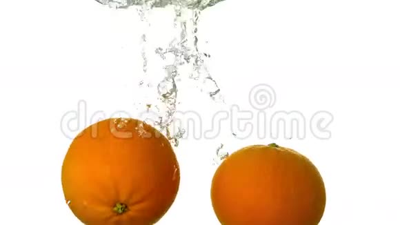 橙色在白色背景下坠入水中视频的预览图