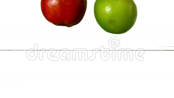 红苹果和绿苹果在白色背景下投入水中视频的预览图