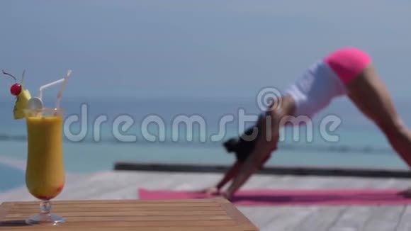 亚洲华人女子在美丽的大海旁做瑜伽视频的预览图