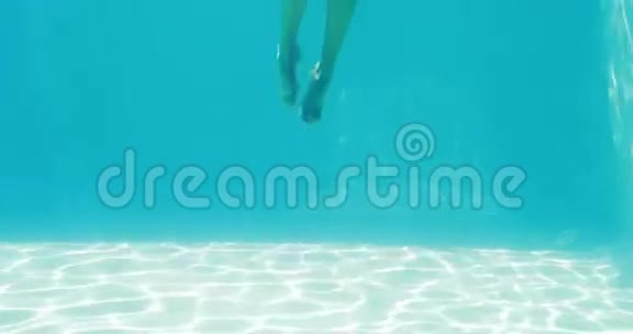 快乐的金发女郎穿着浮潜和海星跳进游泳池视频的预览图