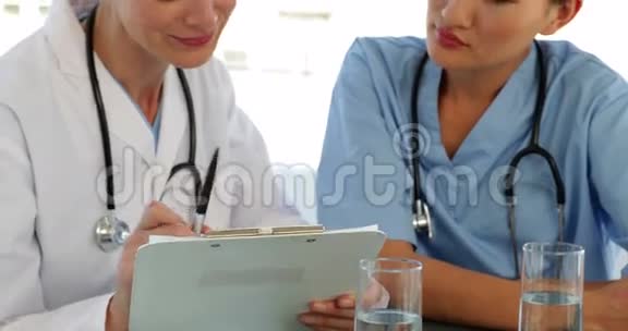 医生和护士翻阅档案视频的预览图