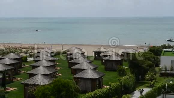 豪华酒店的海滩和别墅景观视频的预览图