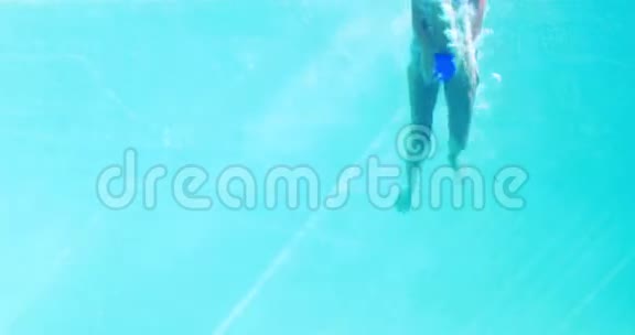 穿着蓝色比基尼的金发女郎跳进游泳池视频的预览图