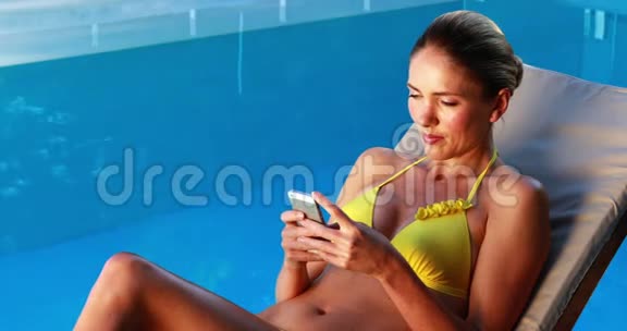 比基尼美女在泳池边发短信视频的预览图