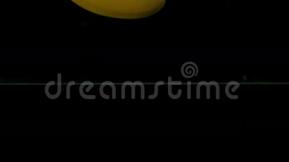 苹果橘子和香蕉在黑色背景下投入水中视频的预览图