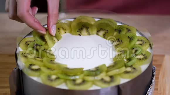 用猕猴桃装饰蛋糕美味的猕猴桃蛋糕甜点加果冻视频的预览图